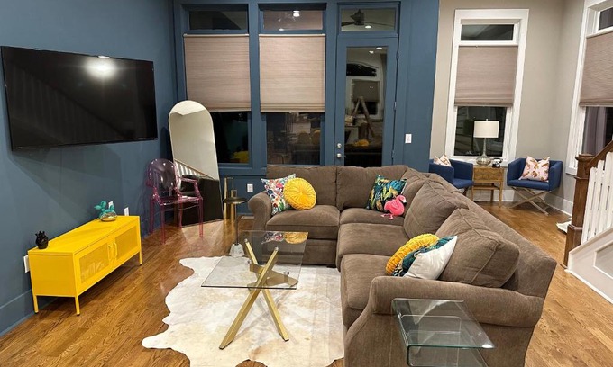 Nashville Casa | GLITZ & GUITARS I Stylish 3BR with Rooftop Hot Tub in East Nashville
