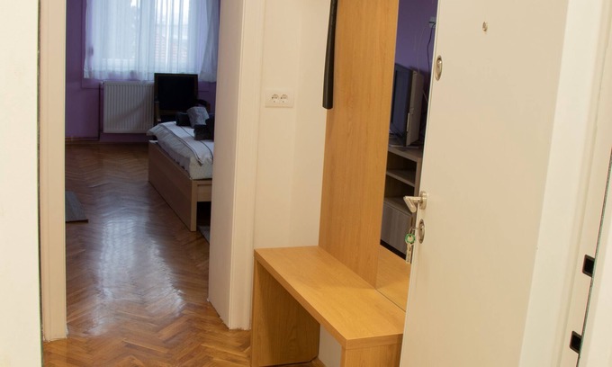 Savski Venac Apartamento | Gloria 3 pleasing 1-bedroom with WiFi and AC in welcoming Beograd