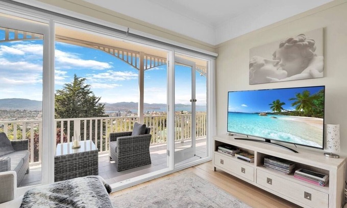 West Hobart Casa | Glorious Views - Beautiful 1925 Heritage House