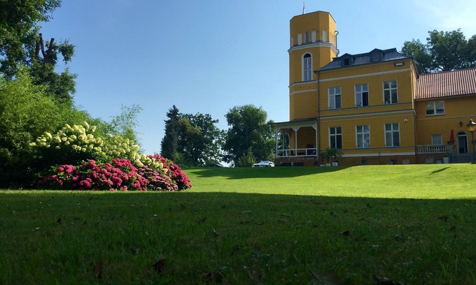 Leinitz Otro | Glowe Castle Weddings Weddings KIKA Mädchen WG 2020 / Krass Class trip
