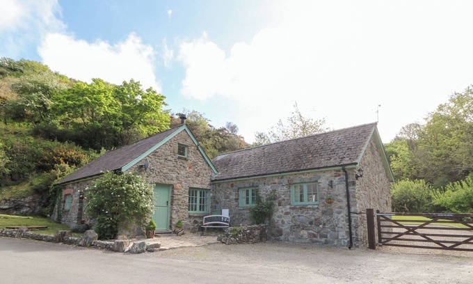 Moylegrove Cabaña | GLYN YR EFAIL, pet friendly, character holiday cottage in Cardigan