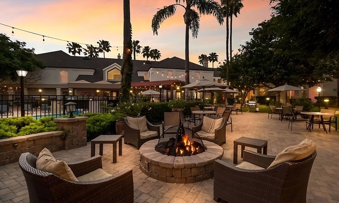 Torrance Complejo | Go for a Splash on Torrance Beach! Full Kitchen, Free Breakfast, Pets Allowed!