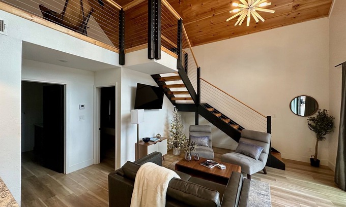 Gatlinburg - Pigeon Forge Cabaña | Charming Modern Mountain Cottage - Special!