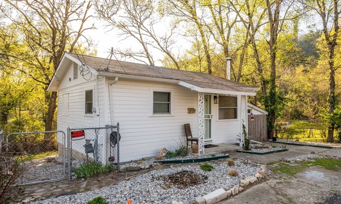 Hot Springs Cabina | Goat Rock Cabin: Secluded Retreat with Fire Pit, Outdoor Shower, Hammock & Fenced Yard Near Trails!