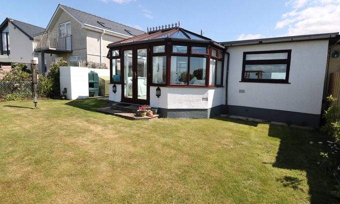 Llandanwg Cabaña | GOETRA, pet friendly, country holiday cottage in Llandanwg