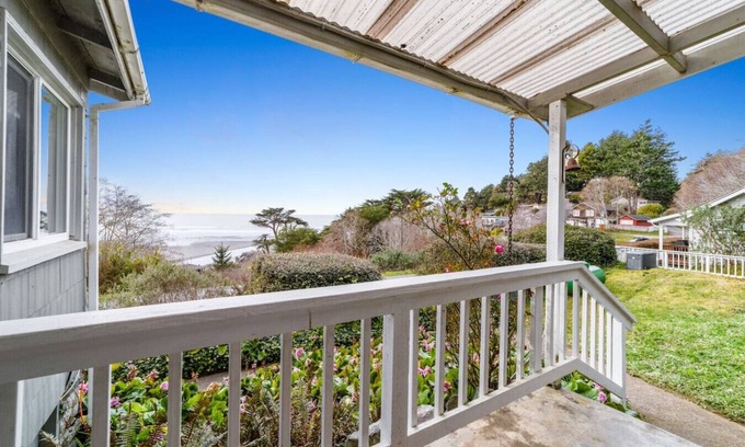 Westhaven-Moonstone Casa | Gog and Pop's Beach House - Ocean Views, WiFi, BBQ