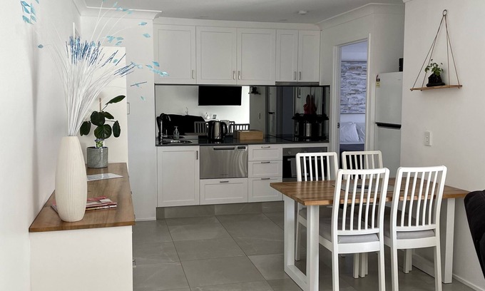 Elanora Apartamento | Gold Coast Comfort – Stylish 1-Bedroom Retreat Near Beaches, Cafés & Lake