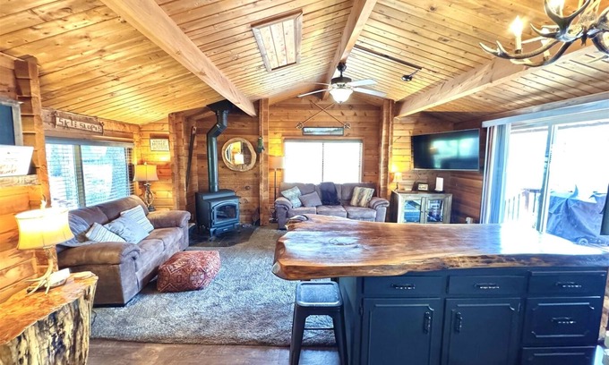 Lead Cabina | Gold Run-Cozy Cabin with Hot Tub, SatTV, AC, Wooded View