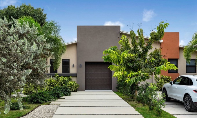 Croissant Park Casa | Golden Fox Downtown Pool House