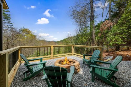Ridgeline Vistas Casa | Golden Getaway - Mountain Views, Hot Tub, Outdoor Fire Pit, Cozy Accommodations - Mineral Bluff, GA