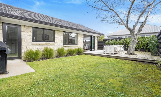 Cambridge Casa | Golden Grove - Cambridge Holiday Home