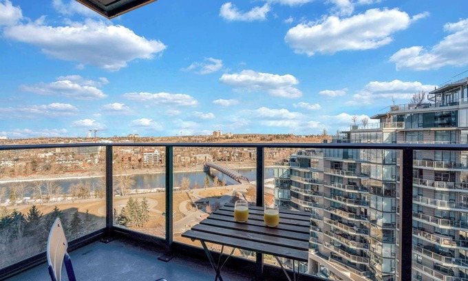 Eau Claire Apartamento | Golden Horizon | Luxe Comfort & Iconic City Views