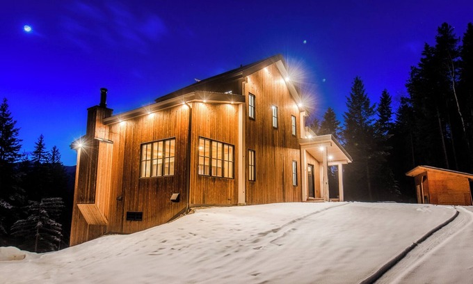 Golden Casa | Golden Hour: 3-bedroom luxury home in the Canadian Wilderness