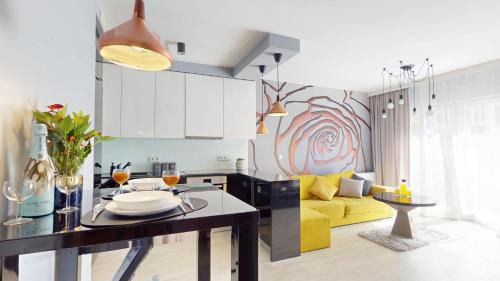 Srodmiescie Apartamento | Golden Hour Rose - Kurkowa 14 Residence
