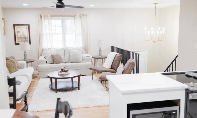 Lexington Casa | Golden House: Sleeps 12 Cozy + Modern - close to UK, Summit + Keeneland!