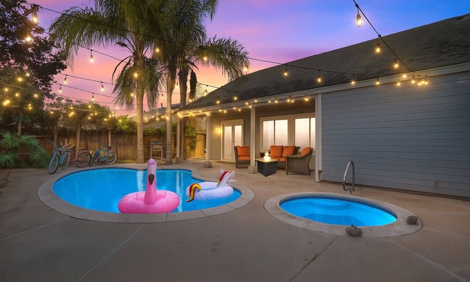 Riverside Casa | Golden Pool Home, Jacuzzi, Game Room, Arcade, King Size Bed, Fire Pit, BBQ Grill