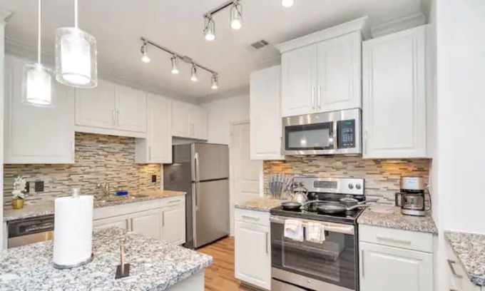 College Park Apartamento | Golden Retreat w/ King Suite|2 BD| Pool|Gym