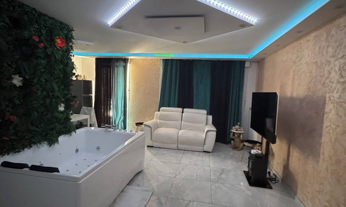 Poteries Apartamento | Golden seconds: luxury and relaxation with private Jacuzzi and massage chair