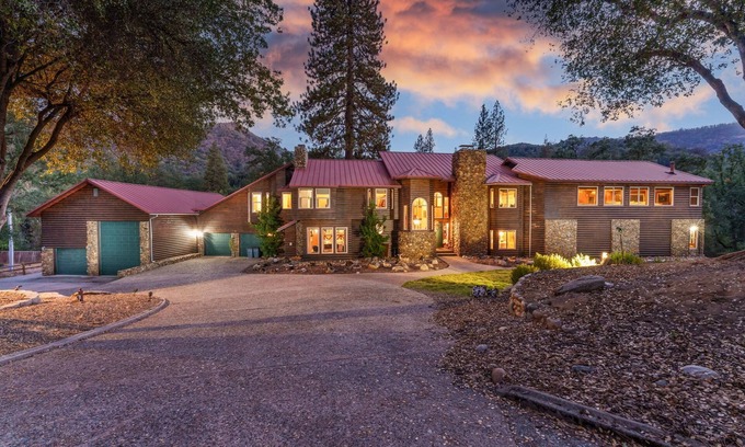 Oakhurst Casa | Goldside Mansion w/sleeping for 20 and tons of fun