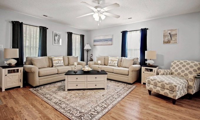 Pawleys Island Casa | Golf ~ Beach ~ Attractions...Centrally in Quiet Pawleys Island Neighborhood