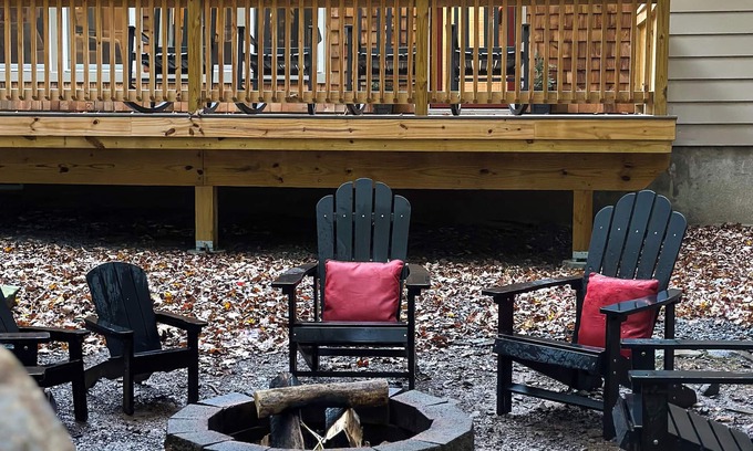 Pocono Lake Cabina | LABOR DAY WEEKEND Available/ Pool, Lake, Game Room & Golf Cart for Rent