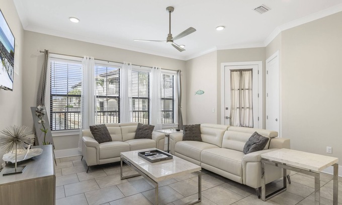 Villa Lago Casa | Golf Cart ~ Family Friendly ~ Community Pool ~ Balcony