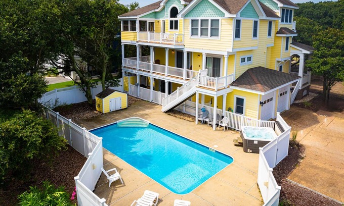 Corolla Casa | Golf Cart Friendly, Pool, Game Room & Resort Perks