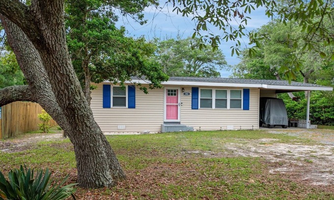 Yaupon Beach Cabaña | Charming Oak Island Cottage - Walk to Beach, Fire Pit, Porch, Sleeps 8