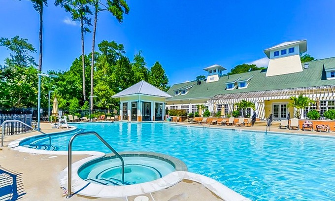 Glen Riddle Casa | Golf course-adjacent condo with access to a pool, hot tub, & fitness room