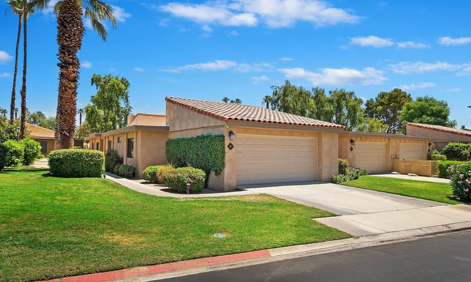 Rancho Mirage Condominio | Golf Course Condo w/ Water & Mountain Views Nov/Dec 2025 & Jan 2026 available!