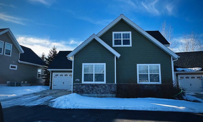 Red Lodge Chalet De Esquí | Golf Course Home w/Mtn Views, Hot Tub & Fireplace