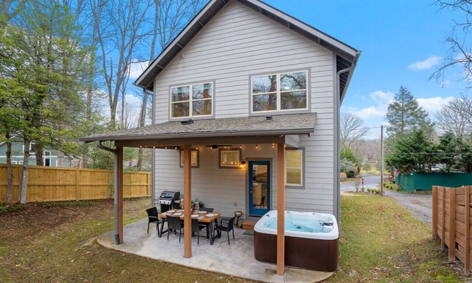 Black Mountain Casa | Golf Course~Hottub~Putt Putt~Pool~Lake~DT BlK MTN