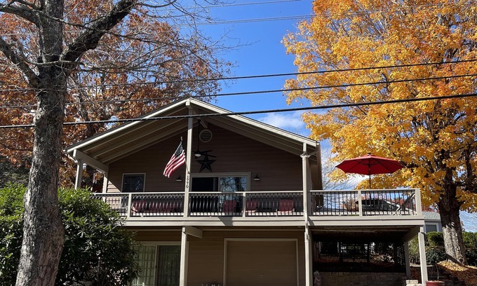Newland Casa | Golf course view in NC mountains- near wineries and more!