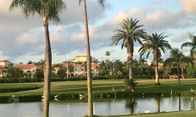 Casa del Mar Condominio | VISTA DEL CAMPO DE GOLF! A minutos de las playas, un fabuloso y moderno centro de la ciudad.