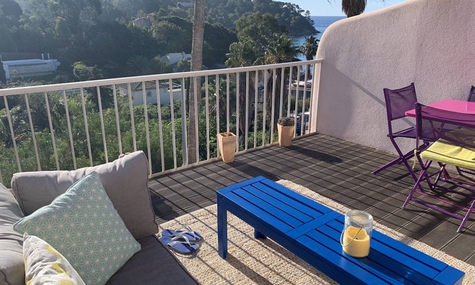 Rayol-Canadel-sur-Mer Apartamento | Apartamento en la planta superior / terraza, vista al mar