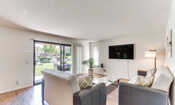Cathedral City Condominio | Golf, Hike & Relax: Cathedral City Condo