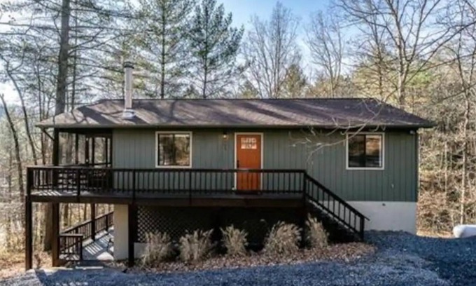 Mount Jackson Casa | Golf & Mountain Bike FREE! Cozy Cabin Getaway w/ 5 Resort Passes