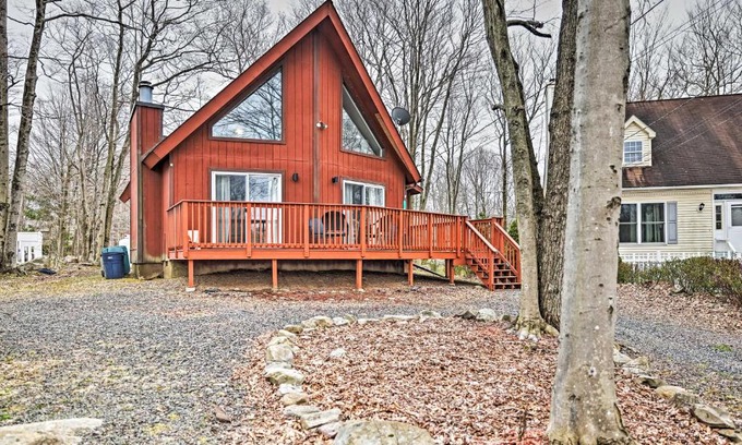 Tobyhanna Casa | Golf, Ski and Fish Cabin with Deck in Tobyhanna!