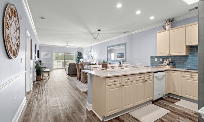 Central Myrtle Beach Condominio | Golf & Sunshine - Spacious Condo Overlooking the Green
