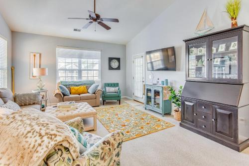 Sunset Beach Apartamento | Golf, Swim and Explore Sunset Beach Family Condo!