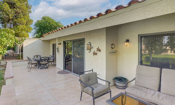 Palm Desert Condominio | Golf & Swim: Country Club Condo in Palm Desert