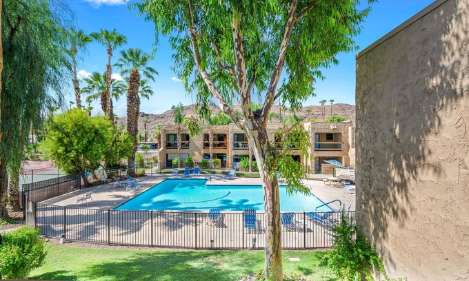 Cathedral City Condominio | Golf & Tennis Club Condo with balcony overlooking pool