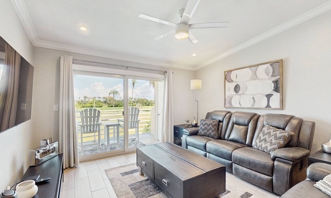 Isla del Sol Condominio | Golf-view retreat with heated pool and hot tub - central AC & private W/D