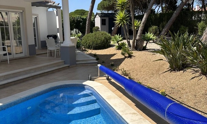 Praia del Rei Villa | Villa con piscina climatizada privada y bañera de hidromasaje