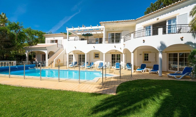 Vila do Bispo Villa | * DESCUENTO HASTA FIN DE AGOSTO * Parque Da Floresta Fabulosa Villa. Piscina climatizada propia.