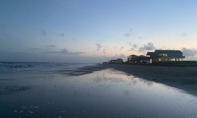 Port Bolivar Casa | Gone Fishin’ | Bright Beachfront Retreat on the Gulf – Sleeps 8