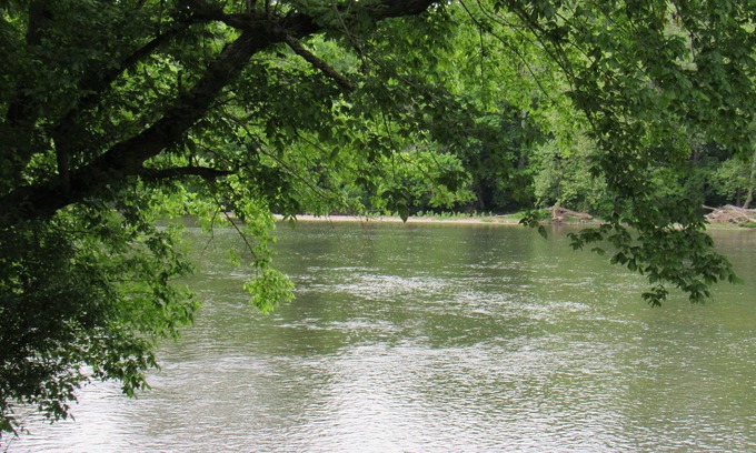 Rileyville Casa | Good Mill Riverfront Cottage