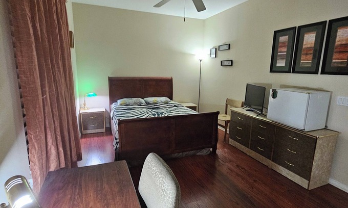 Lancaster Casa | Good Room 1
