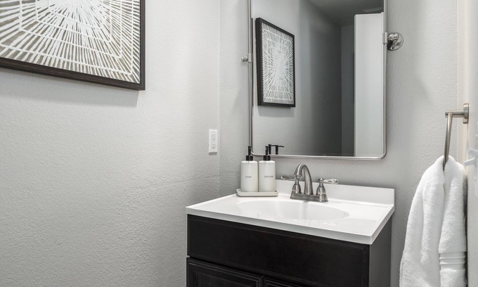 Santa Clarita Casa | GOODE.HOMES | Luxury Modern Home w/ Jacuzzi
