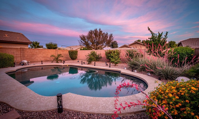 Cottonflower Casa | Goodyear, AZ 3 habitaciones, 2 1/2 baños 1900 pies cuadrados casa completa con piscina y spa.